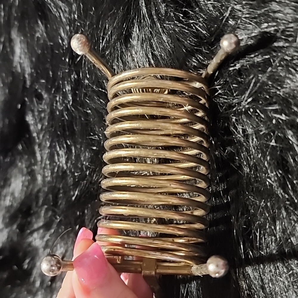 VINTAGE SPRING COILED METAL LETTER HOLDER. DOG - Picture 5 of 5
